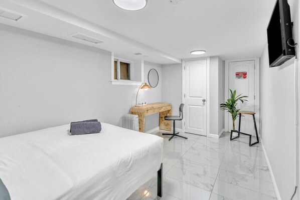 1 bedroom, desk, WiFi