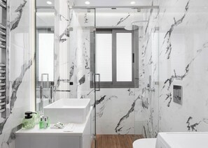 Dusch, hårtork och handdukar