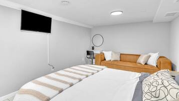 1 bedroom, desk, WiFi