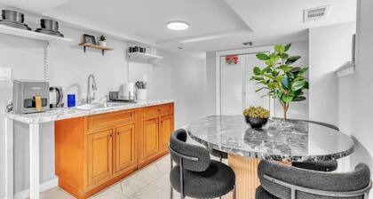 Cozy Private Room in Shared Space NYC & Light Rail