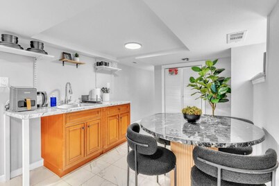Cozy Private Room in Shared Space NYC & Light Rail
