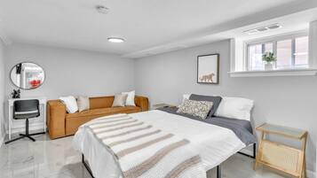 1 bedroom, desk, WiFi