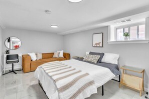 1 bedroom, desk, WiFi