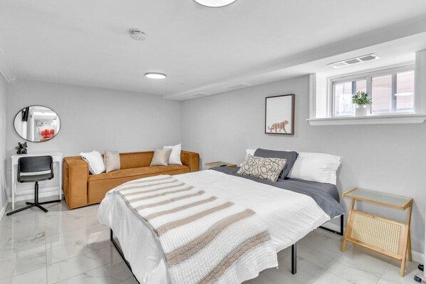 1 bedroom, desk, WiFi