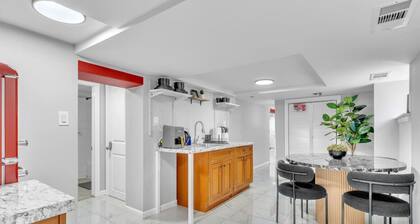 Cozy Private Room in Shared Space NYC & Light Rail