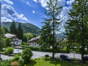 Ein Wohngebiet mit Häusern, einer Straße und einem Berg im Hintergrund.