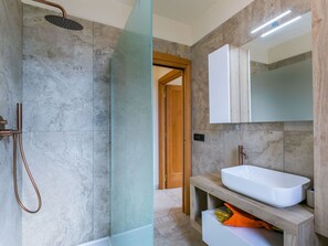 Bathroom - Lovely apartment for 5 people with WIFI, A/C, TV, terrace, pets allowed and panoramic view (Riparbella)