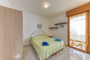 3 bedrooms, iron/ironing board, bed sheets