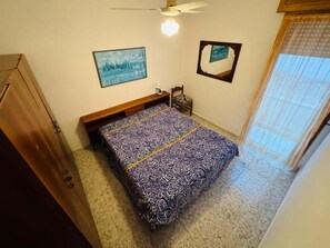 Iron/ironing board, bed sheets