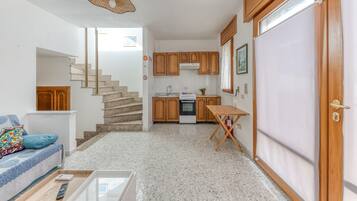 Kylskåp, ugn, spishäll och kaffe- och tebryggare