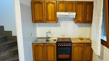 Fridge, oven, stovetop, coffee/tea maker