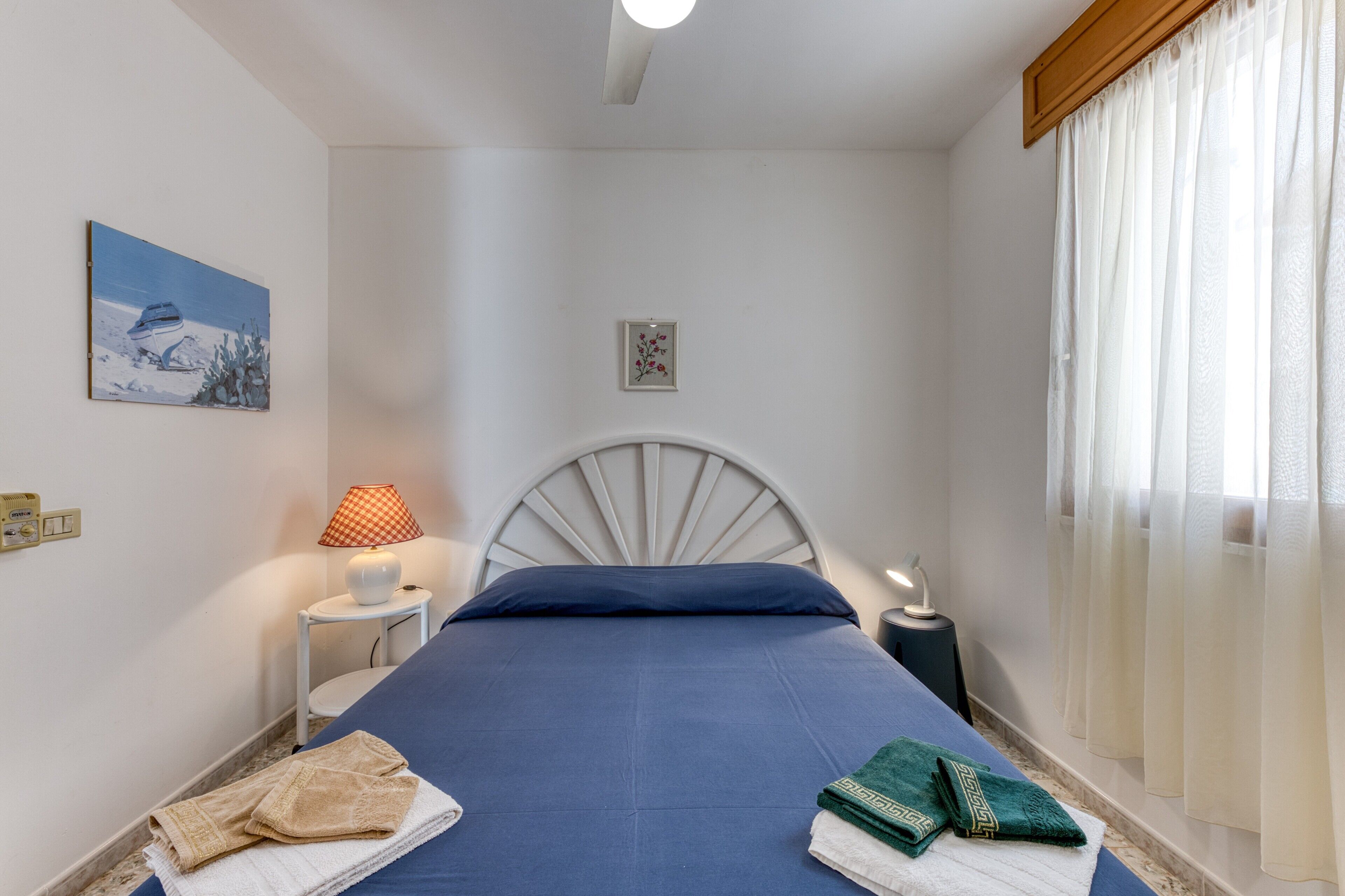 3 makuuhuonetta, silitysrauta/-lauta, vuodevaatteet