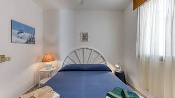 3 makuuhuonetta, silitysrauta/-lauta, vuodevaatteet