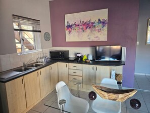 Een microgolfoven, een kookplaat