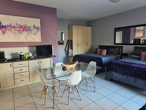 1 habitación, tabla de planchar con plancha, wifi y ropa de cama