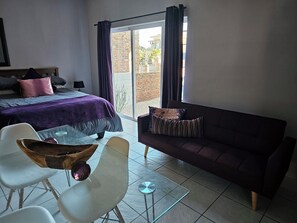 1 slaapkamer, een strijkplank/strijkijzer, wifi, beddengoed