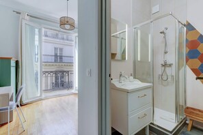 Shower, hair dryer, towels - Renaissance Madeleine | Elegant home in Madeleine (Paris)
