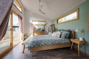 1 habitación, tabla de planchar con plancha y ropa de cama