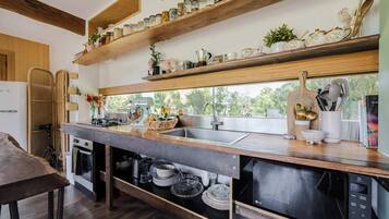 Fridge, microwave, oven, coffee/tea maker