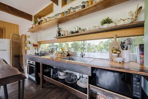 Refrigerador, microondas, horno, cafetera/tetera