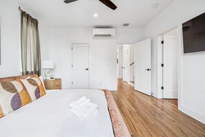 4 bedrooms, iron/ironing board, WiFi, bed sheets