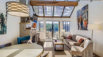 Televisión, chimenea y oficina