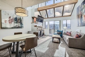 Televisio, takka, työhuone