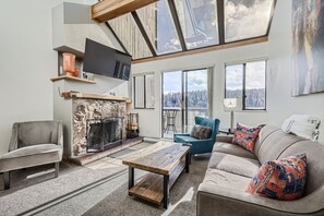 テレビ、暖炉、書斎 / ワークスペース