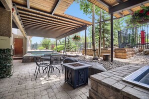 Outdoor dining - Slope-side Studio, Peak 9, Dog Friendly, Kitchen (Breckenridge)