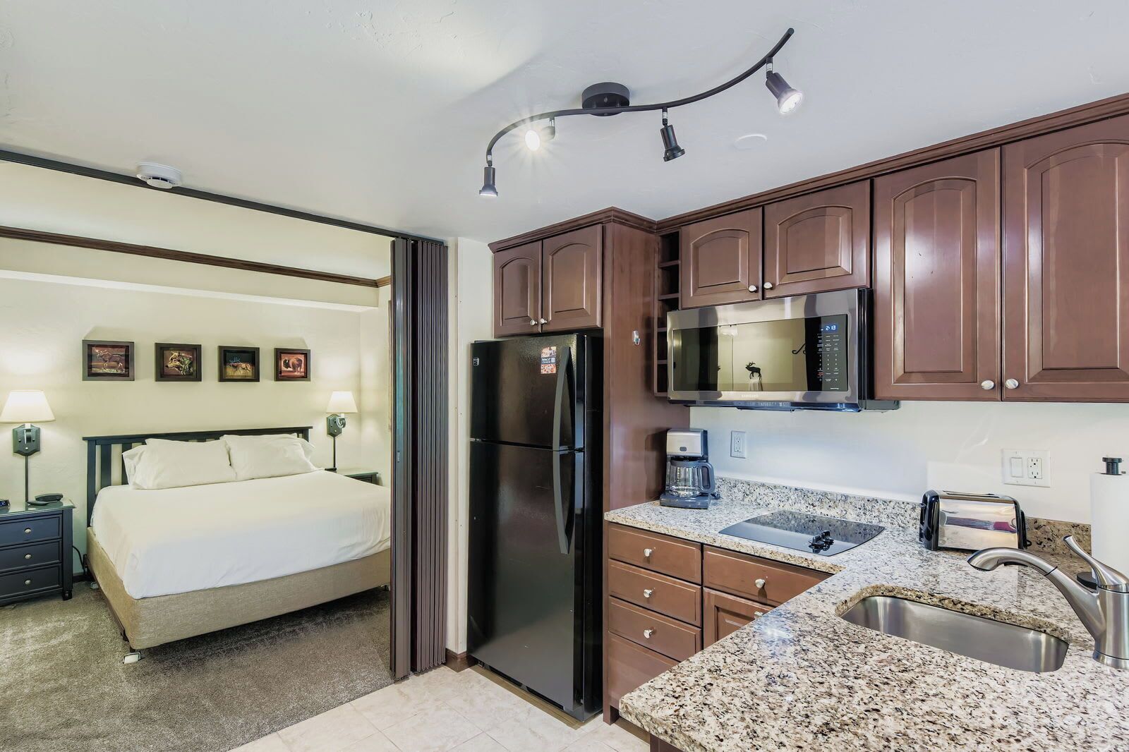 1 quarto, ferros/tábuas de passar roupa, berço de viagem