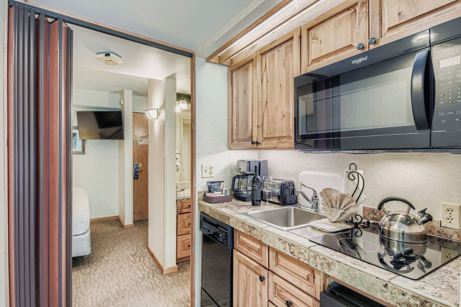 Kühlschrank, Mikrowelle, Herdplatte, Geschirrspüler