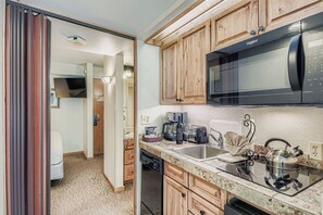 ثلاجة، ميكروويف، موقد طهي مسطح، غسالة أطباق