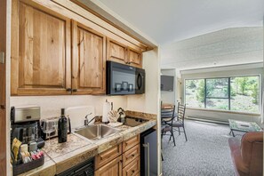 ثلاجة، ميكروويف، موقد طهي مسطح، غسالة أطباق