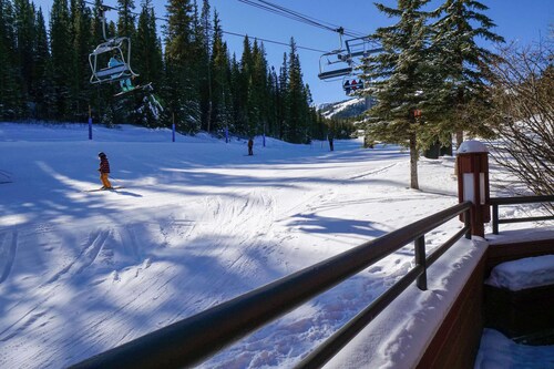 Ski In Ski Out Studio, Dog Friendly, Hot Tubs, Building 4