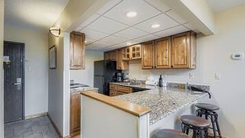 Réfrigérateur, micro-ondes, plaque de cuisson, lave-vaisselle