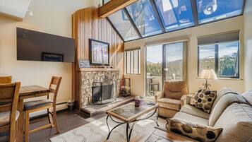 Télévision, cheminée