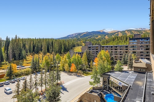 Ski In/Ski Out 2BR Condo, Dog Friendly, Hot Tubs at Beaver Run