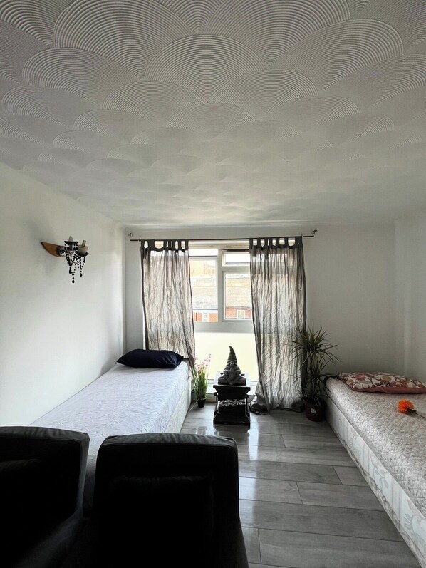 4 habitaciones, tabla de planchar con plancha, wifi y ropa de cama 