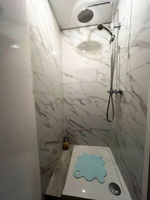Shower, hair dryer, bidet, towels - Gorgeous 4-bedroom apartment with AC in lovely London (London)
