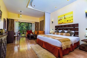 Suíte júnior, sacada, vista para o jardim | Cofres nos quartos, espaço de trabalho para notebook, Wi-Fi de cortesia