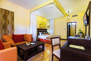 Junior-sviitti, parveke, näköala puutarhaan | Tallelokero huoneessa, kannettavalle tietokoneelle sopiva työtila