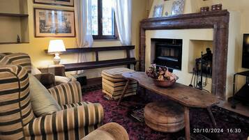 TV, fireplace