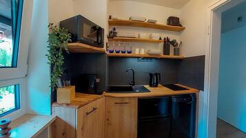 Frigorifero, microonde, piano cottura, lavastoviglie