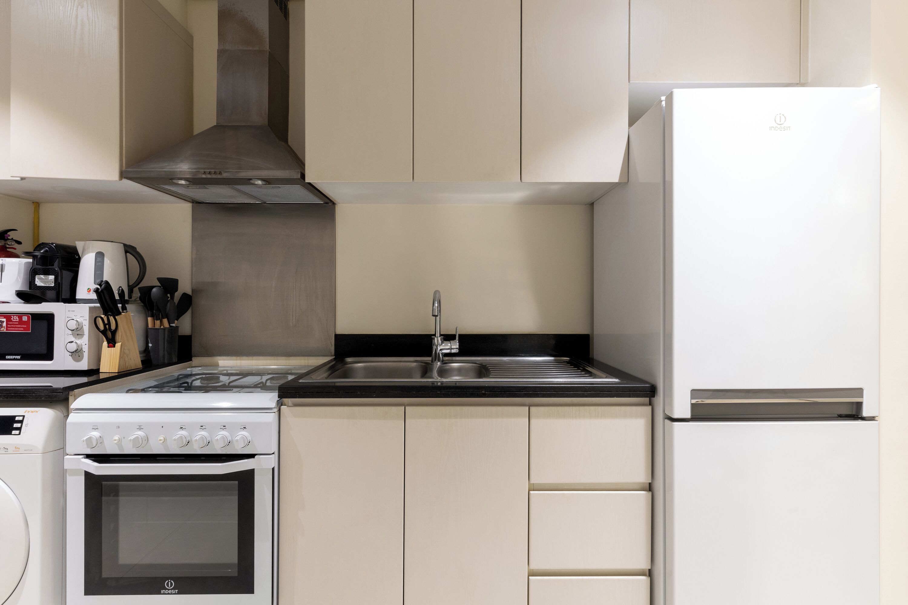 Deluxe Studio, Non Smoking | Private kitchen | Coffee/tea maker, electric kettle