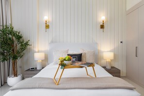 Deluxe Studio, Non Smoking | In-room safe, blackout drapes, iron/ironing board, free WiFi