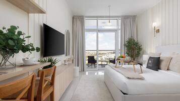Deluxe Studio, Non Smoking | In-room safe, blackout drapes, iron/ironing board, free WiFi