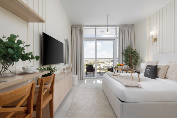 Deluxe Studio, Non Smoking | In-room safe, blackout drapes, iron/ironing board, free WiFi
