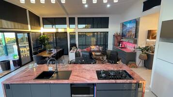 ثلاجة، ميكروويف، موقد طهي مسطح، ماكينة لصنع القهوة/الشاي