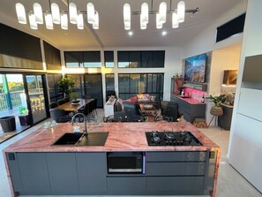 Kühlschrank, Mikrowelle, Herdplatte, Wasserkocher mit Kaffee-/Teezubehör