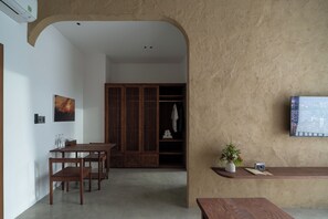 Chambre exécutive, 1 très grand lit, baignoire | Lit avec matelas en mousse à mémoire, minibar, coffre-fort, décor unique